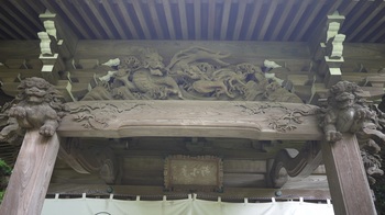 安国論寺本堂の木彫り.jpg